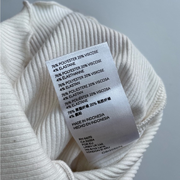 Urban Outfitters lettuce edge turtleneck - Picture 4 of 5